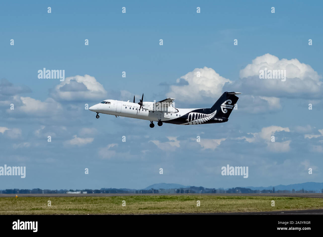 航空機・ヘリコプター BOMBARDIER DASH 8 Q300 AIR NEW ZEALAND Air New Zealand Dash-8 Q300: Back in Black! - YouTube