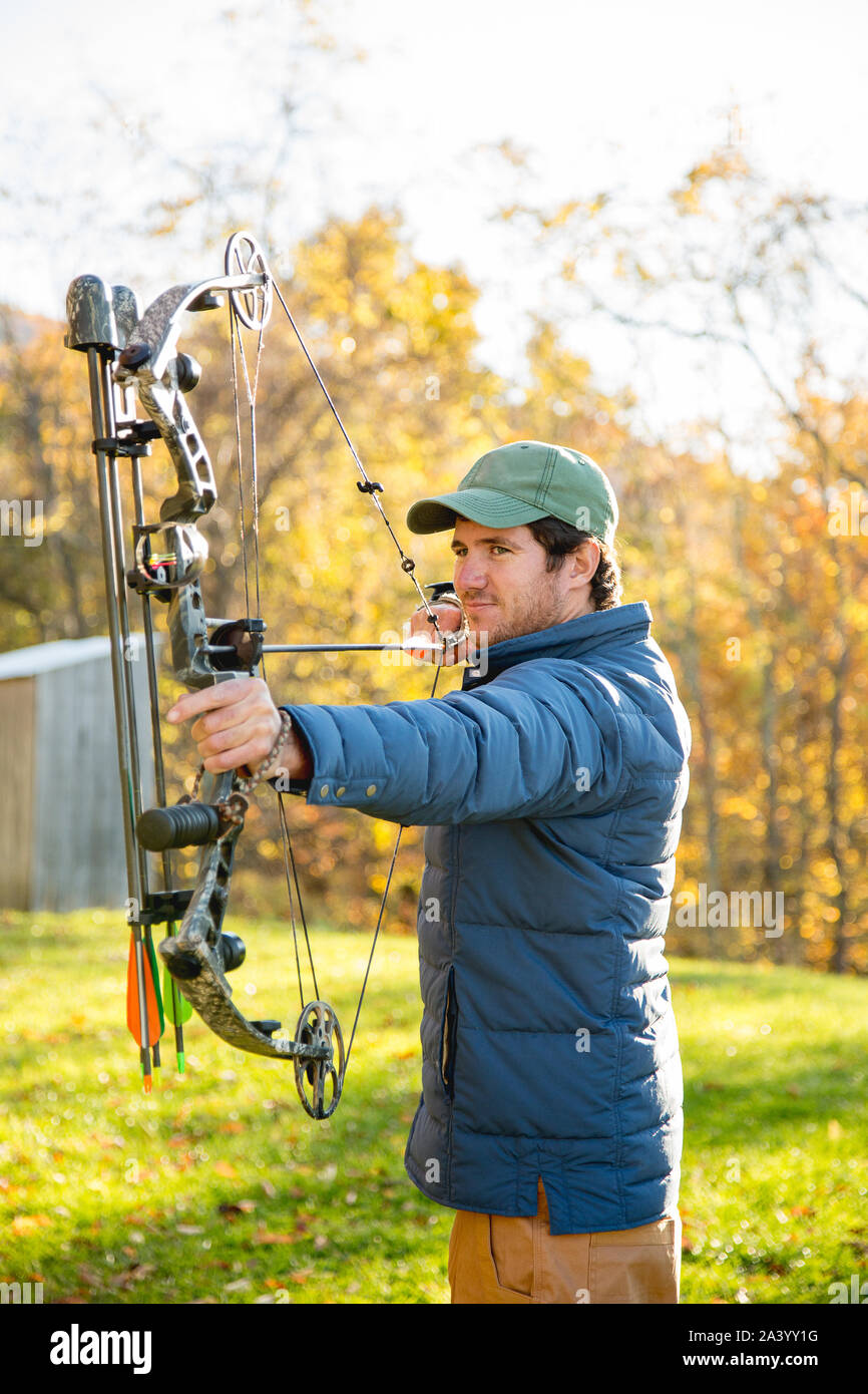 Aiming bow hi-res stock photography and images - Alamy