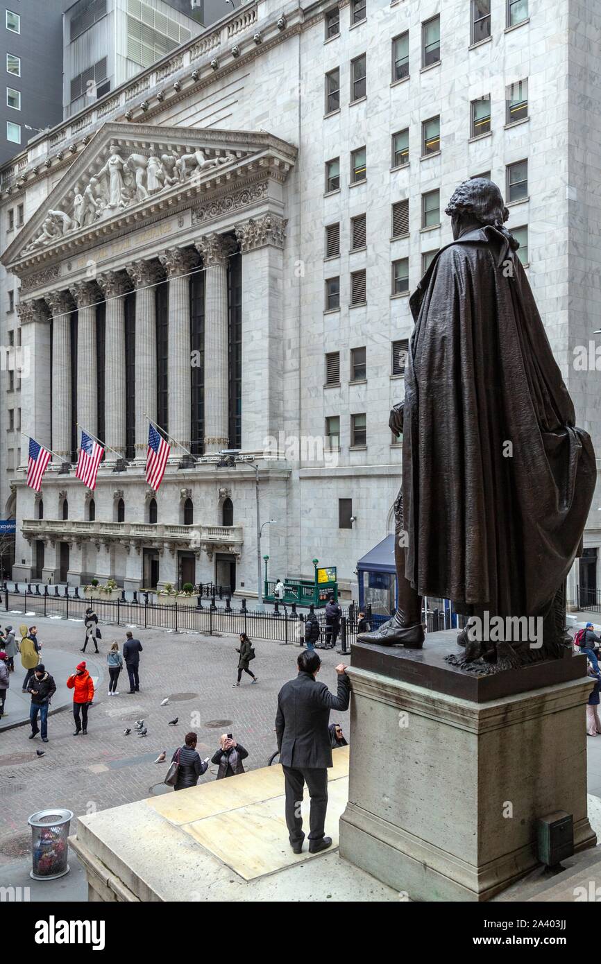STATUE OF GEORGE WASHINGTON (1732-1799), FIRST PRESIDENT OF THE UNITED STATES, IN FRONT OF THE NEW YORK STOCK EXCHANGE, WALL STREET, MANHATTAN, NEW YORK, UNITED STATES, USA Stock Photo