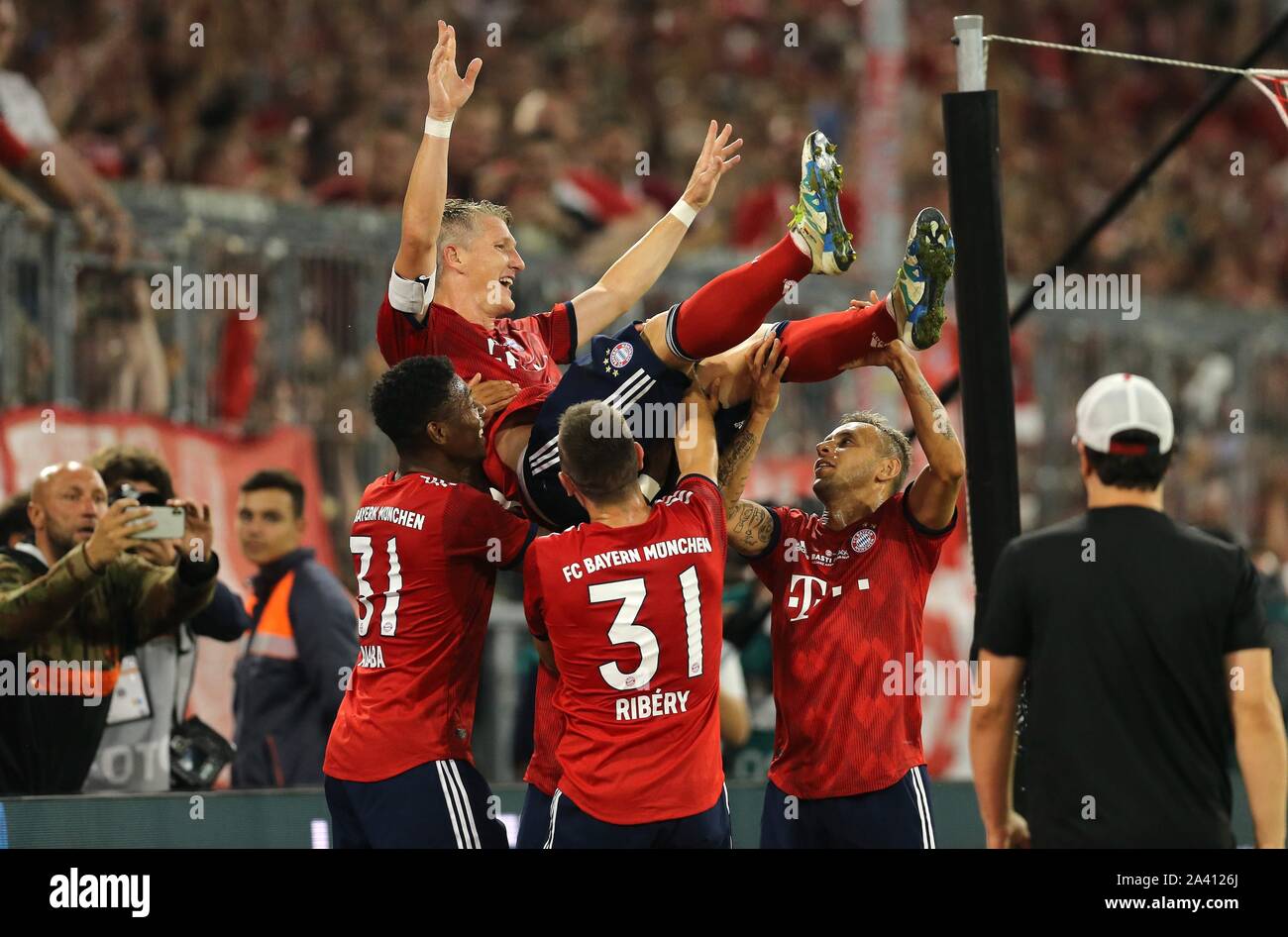 firo: 28.08.2018, Fuvuball, FC Bayern Munich - Chicago Fire farewell game Bastian Schweinsteiger 4: 0, Bastian Schweinsteiger, Bayern Munich, Munich, jubilation to 4: 0, is thrown up, Feature, Highlight, | usage worldwide Stock Photo