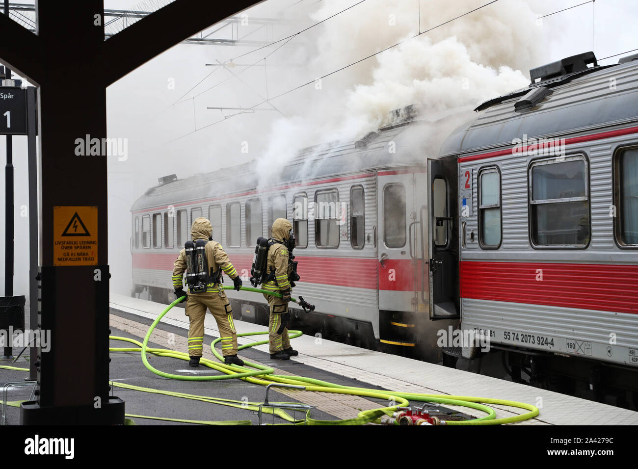 MOTALA 20191011Under fredagen larmades räddningstjänsten om kraftig rökutveckling från en tågvagn på stationsområdet i Motala/ During Friday, the rescue service was alerted about heavy smoke development from a railway wagon in the station area in Motala. Foto Jeppe Gustafsson Stock Photo