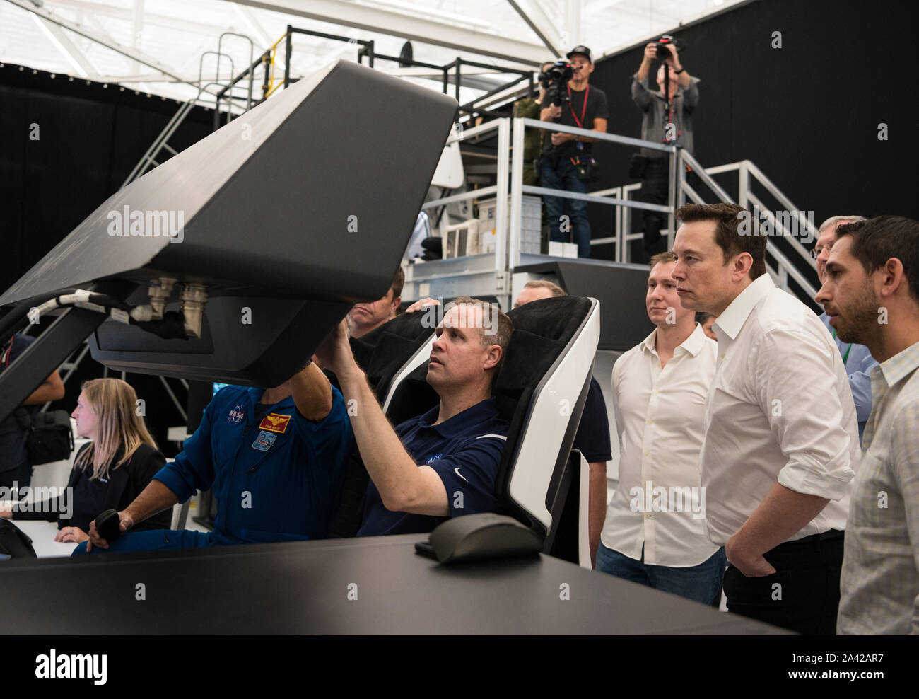 Hawthorne, United States. 11th Oct, 2019. NASA Administrator Jim Bridenstine, center, participates in a crew Dragon flight simulation with NASA astronauts Doug Hurley, and Bob Behnken, while SpaceX Chief Engineer Elon Musk looks on, at the SpaceX Headquarters on October 10, 2019, in Hawthorne, CA. NASA Photo by Aubrey Gemignani/UPI Credit: UPI/Alamy Live News Stock Photo
