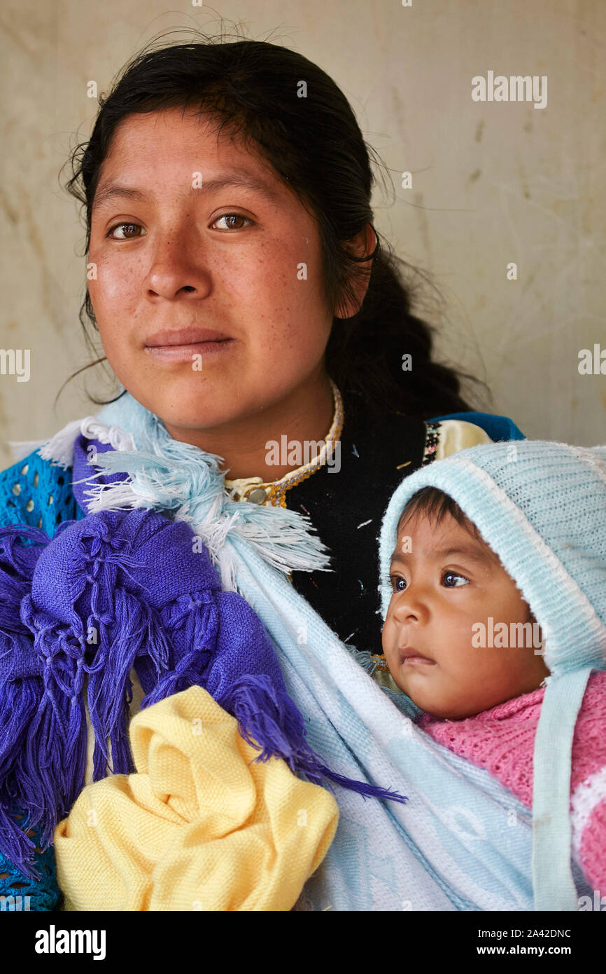 Mexico Chiapas Pozo Naxic Molino los Acros Molino Utrilla mother with child 30-05-2013 foto: Jaco Klamer Stock Photo