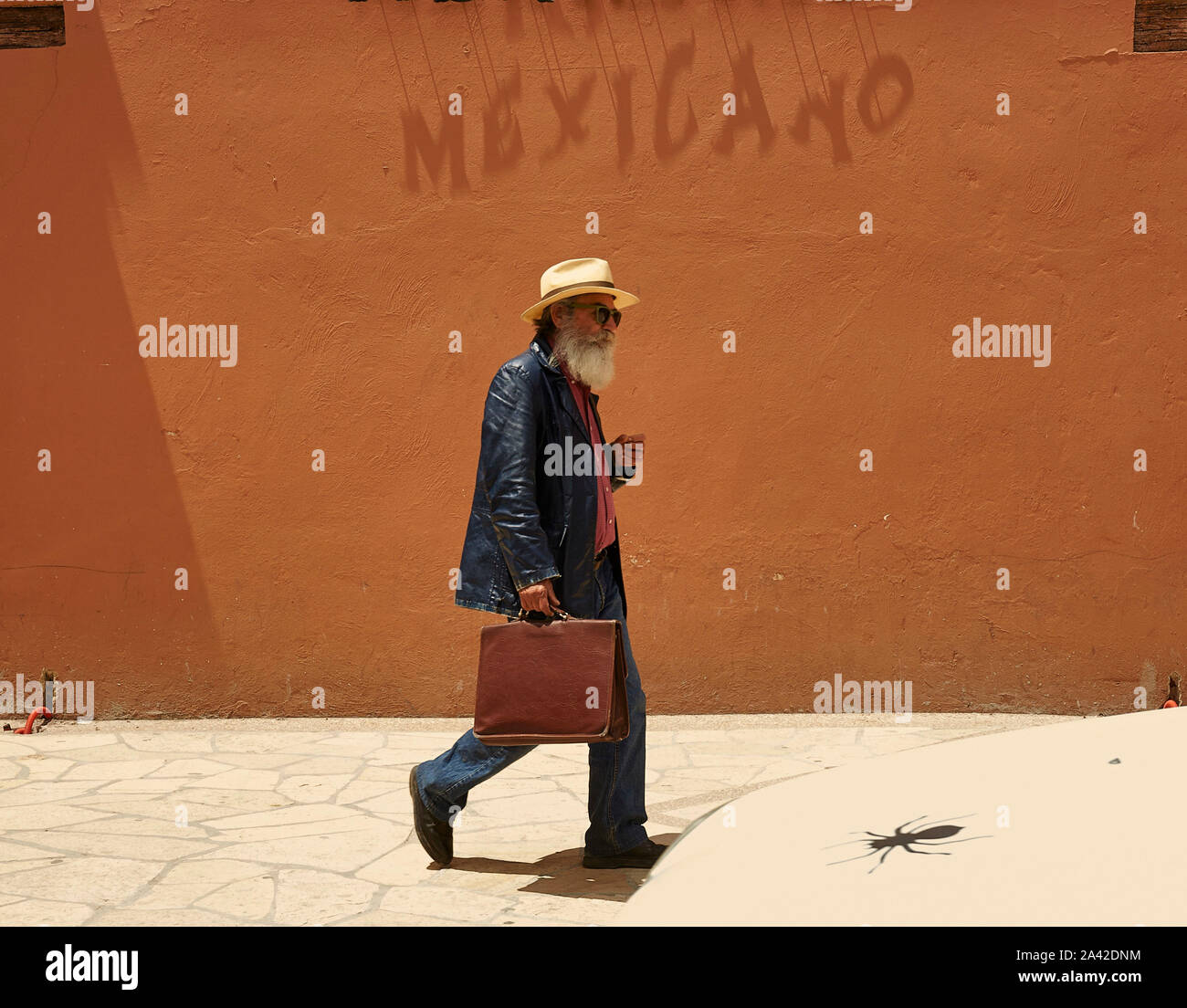 Mexico Chiapas San Cristobal de las Casas Man with suitcase mexicano  31-05-2013 foto: Jaco Klamer Stock Photo