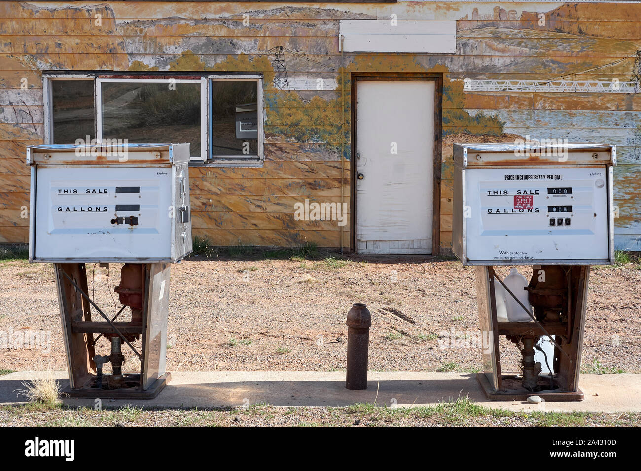 Derelict gas station on a desert highway, Utah, USA Stock Photo