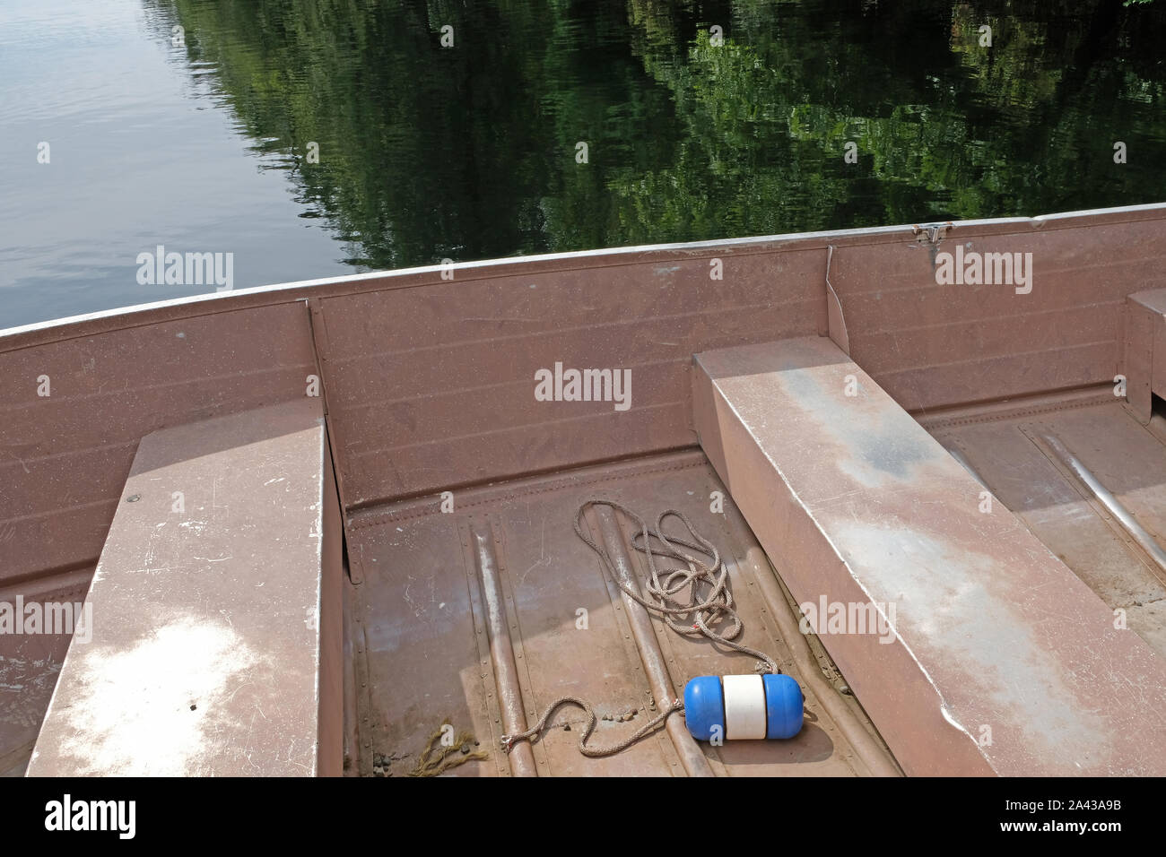 Pink Rowboat Old pink dinghy/rowboat docked at pier on lake Stock Photo - Alamy