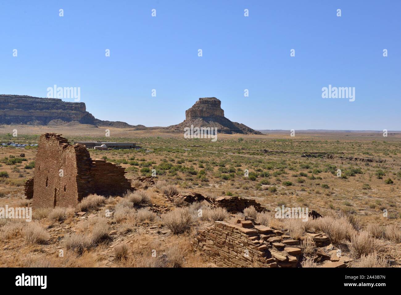 Fajada Butte and the Visitor Center in the background, Una Vida (850-1250s), Chaco Canyon, NM 190912 61335 Stock Photo