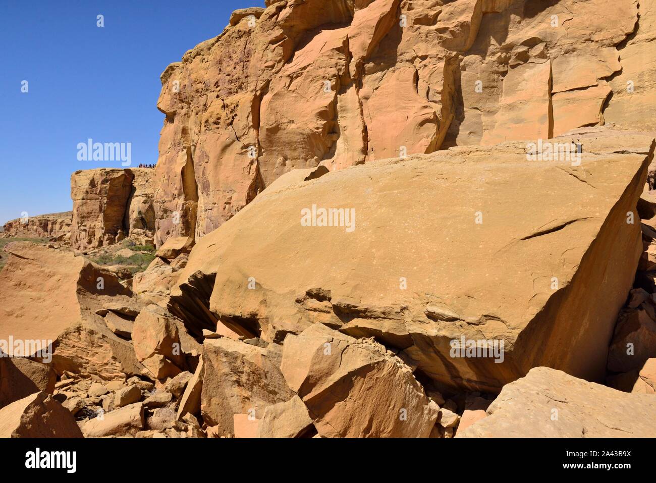 People on the Bonito Overlook, Remains of Threatening Rock which fell 1/22/1941, Pueblo Bonito (850-1250s), Chaco Canyon, NM 190912 61339 Stock Photo