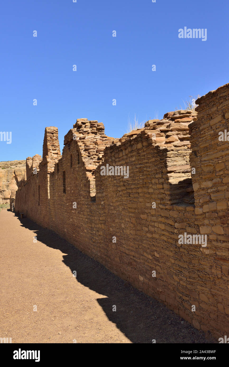 Multi-story Room Block back wall, Chetro Ketl (950-1250s), Chaco Canyon, NM 190912 61384 Stock Photo