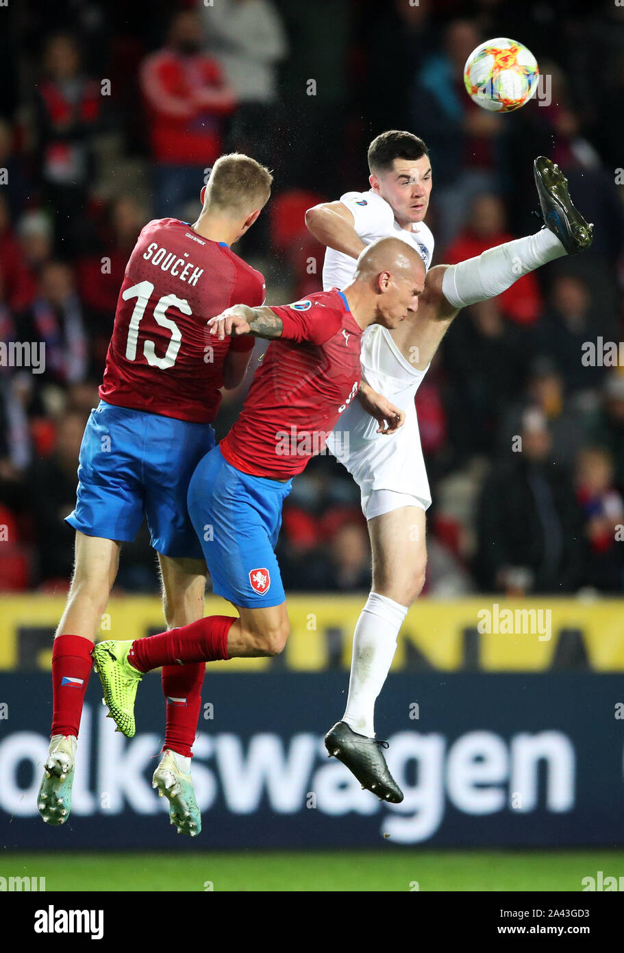 England's Michael Keane (right) battles for the ball with Czech Republic's Zdenek Ondrasek (centre) and Tomas Soucek during the UEFA Euro 2020 qualifying, Group A match at Sinobo Stadium, Prague. Stock Photo