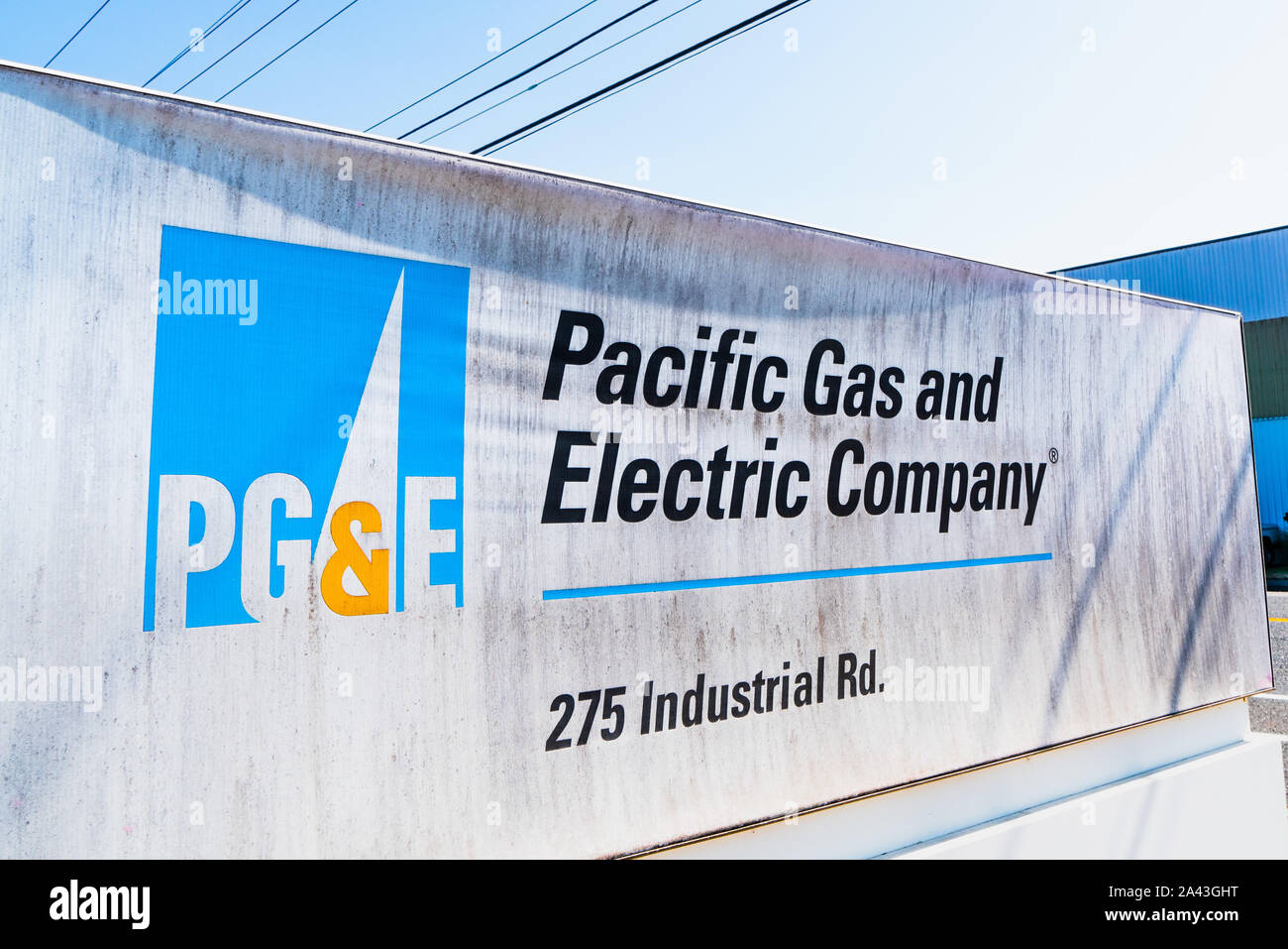 Overhead power lines repair hi-res stock photography and images - Alamy