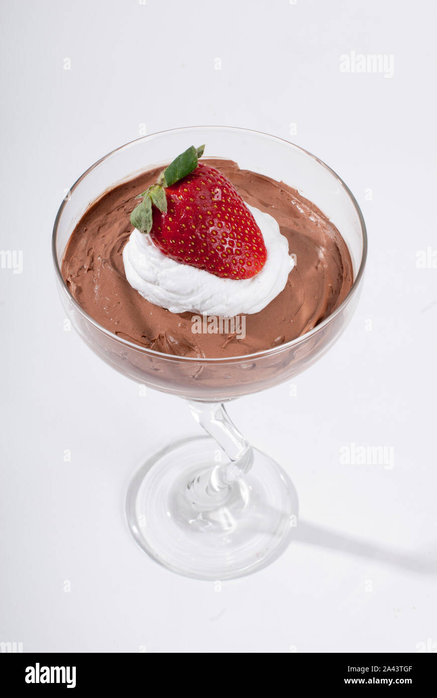 Postre de chocolate en Copa con fresa Stock Photo