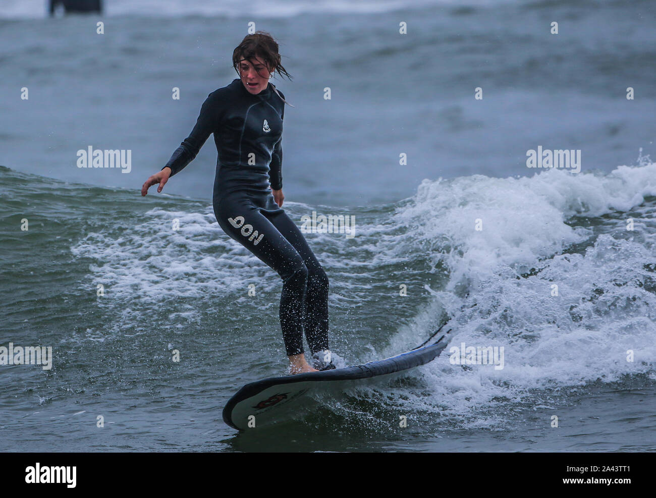 SURF en la Playa turistica Waikiki en Miraflores y Lima Peru ( Photo