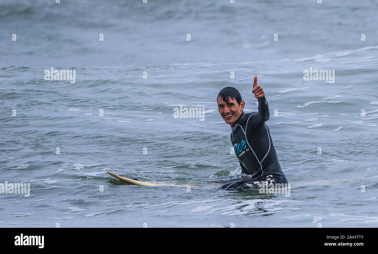 SURF en la Playa turistica Waikiki en Miraflores y Lima Peru ( Photo