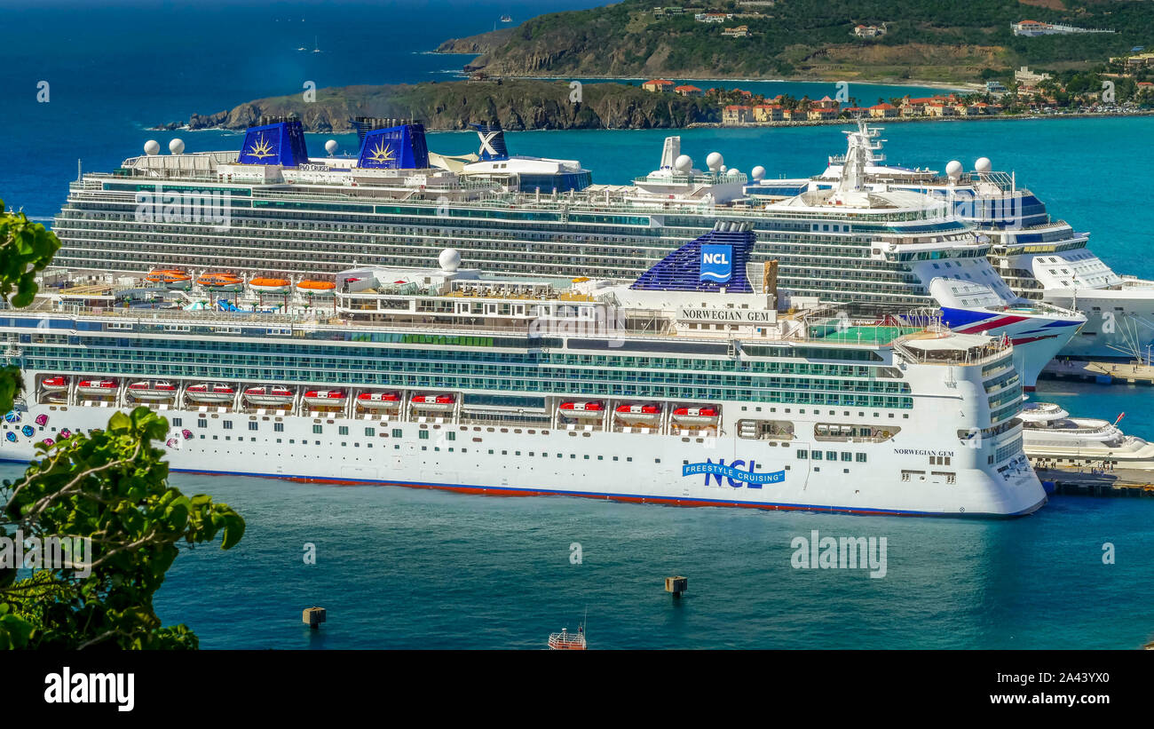 Docked cruise ship sunset hi-res stock photography and images - Alamy