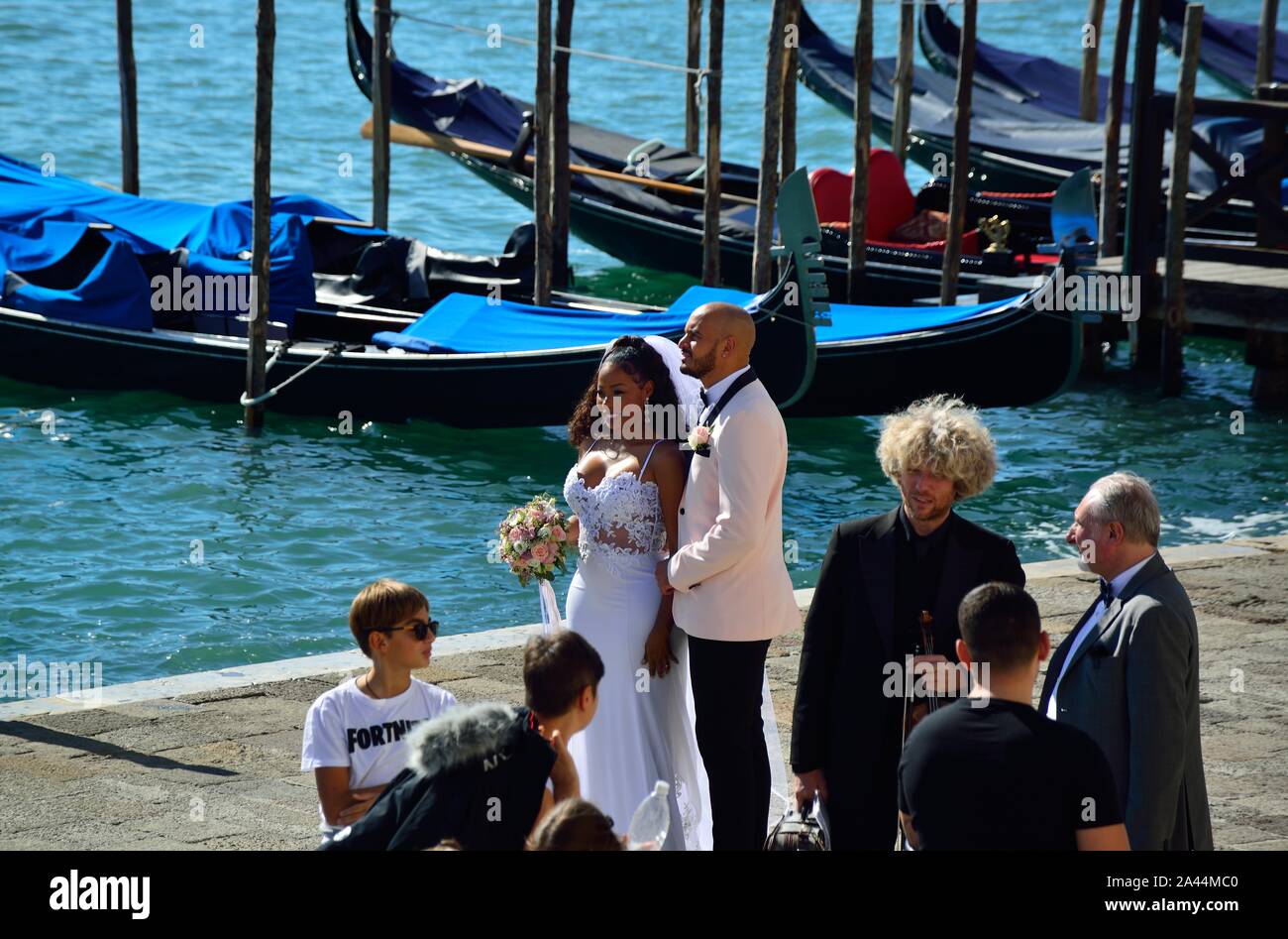 Married couple gondola venice hi-res stock photography and images - Alamy