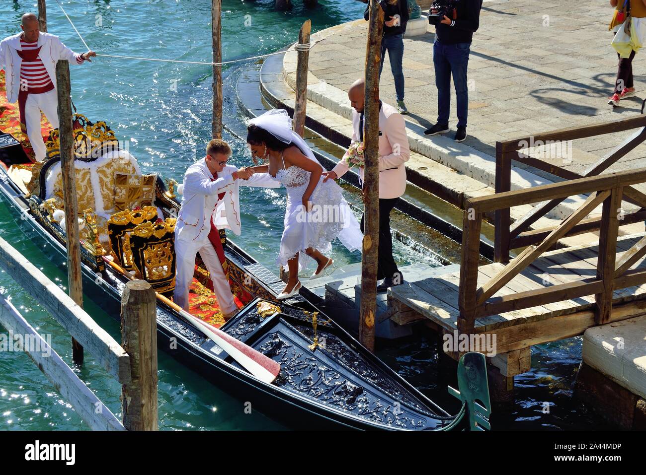 Married couple gondola venice hi-res stock photography and images - Alamy