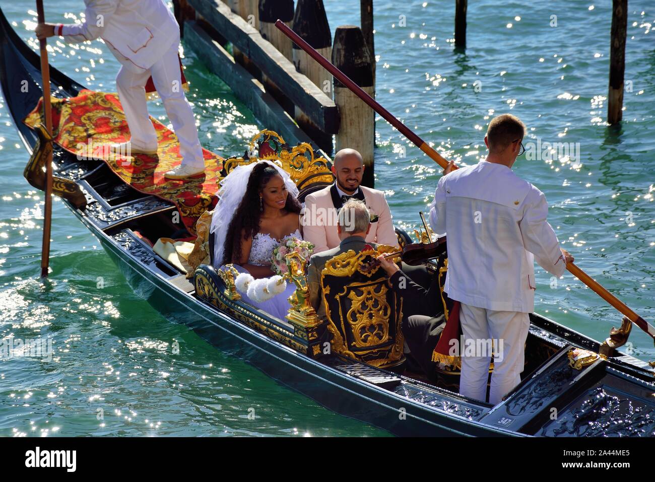 Married couple gondola venice hi-res stock photography and images - Alamy