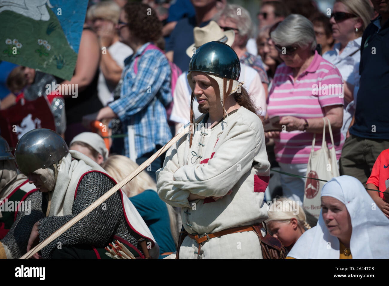 Evesham, Worcestershire, UK. 8th August, 2015. Pictured: Reenactors take part in a minute's silence at the Simon de Montford Memorial in Evesham.  / T Stock Photo