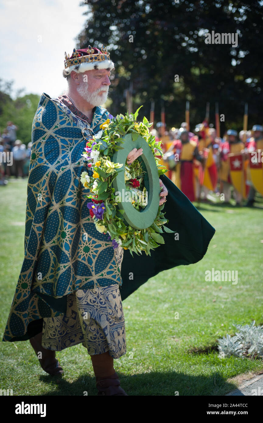 Evesham, Worcestershire, UK. 8th August, 2015. Pictured: KIng Henry III, played by reenactor John Watson, lays a wreath at the Simon de Montford Memor Stock Photo