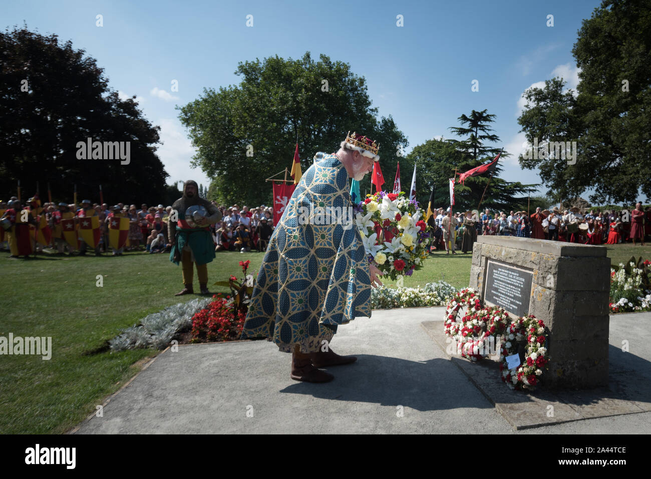 Evesham, Worcestershire, UK. 8th August, 2015. Pictured: KIng Henry III, played by reenactor John Watson, lays a wreath at the Simon de Montford Memor Stock Photo