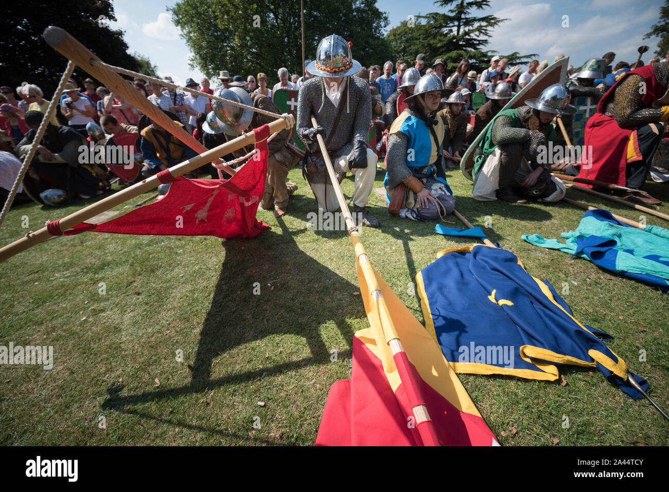 Evesham, Worcestershire, UK. 8th August, 2015. Pictured: Reenactors take part in a minute's silence at the Simon de Montford Memorial in Evesham.  / T Stock Photo