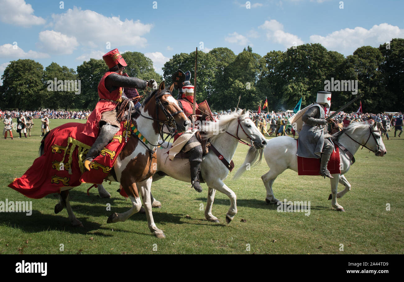 Crown Meadow, Evesham, Worcestershire, UK. 8th August, 2015. Pictured:  Reenactors take part in the main battle of the day at the 750th anniversary of Stock Photo