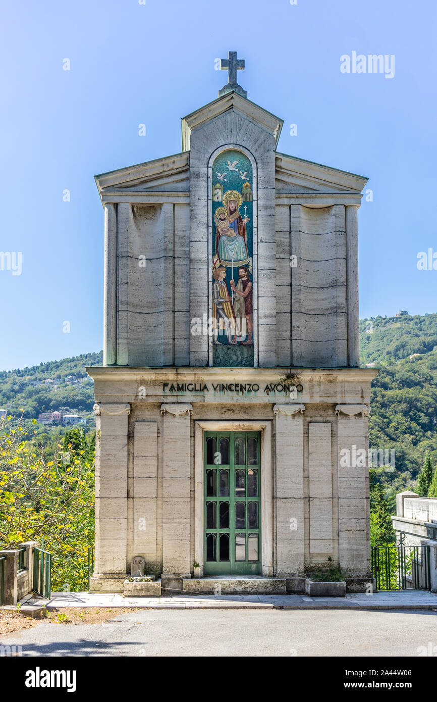 Monumental mausoleum tomb of an Italian family at Staglieno Cemetery) ( Cimitero monumentale di Staglieno in Genoa (Genova), Liguria , Italy Stock  Photo - Alamy, image size:866x1390