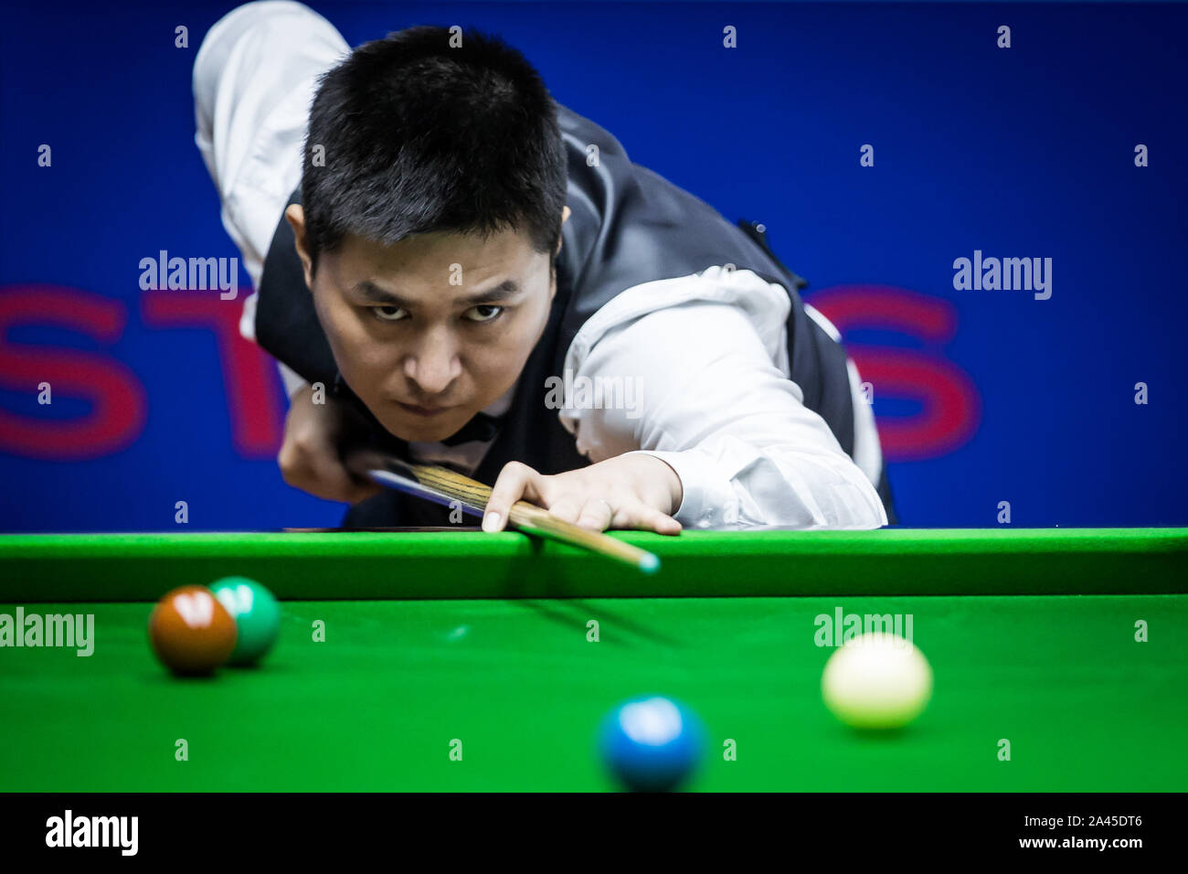 Chinese snooker player Caojin plays a shot at the Frist Round of 2019 Snooker Shanghai Masters in Shanghai, China, 10 September 2019. David Gilbert de Stock Photo