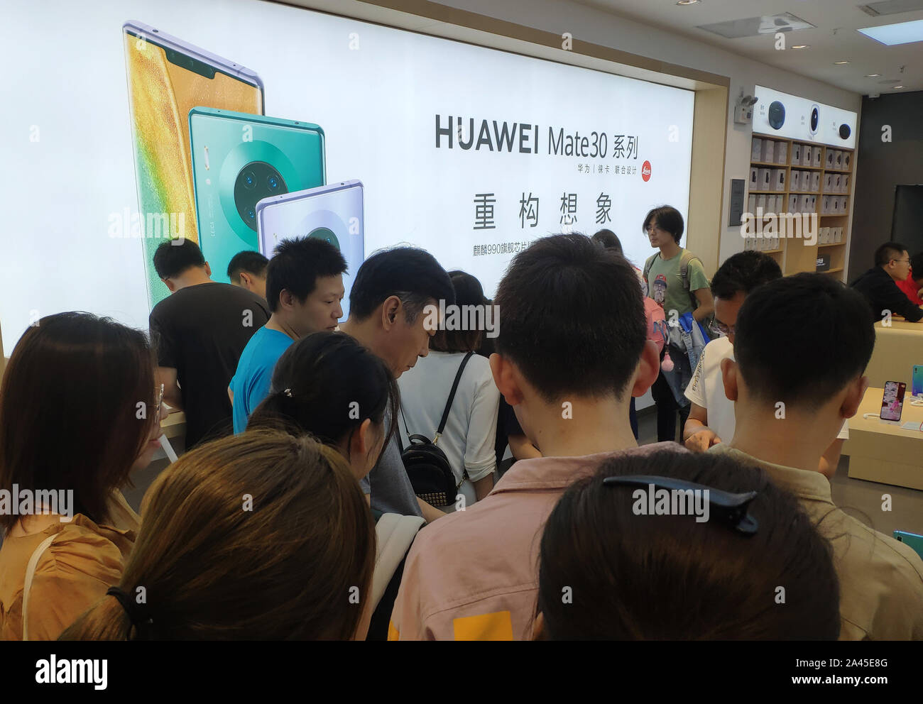 Enthusiastic consumers crowd into a retail store to experience newly-released Huawei Mate 30 series in Beijing, China, 23 September 2019. *** Local Ca Stock Photo