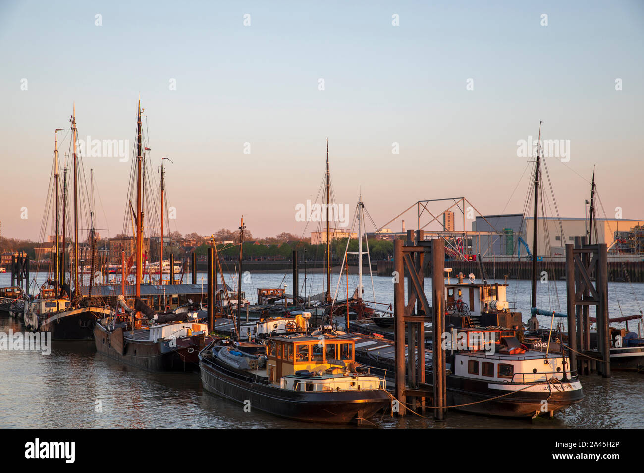 Wapping wharf community hi-res stock photography and images - Alamy