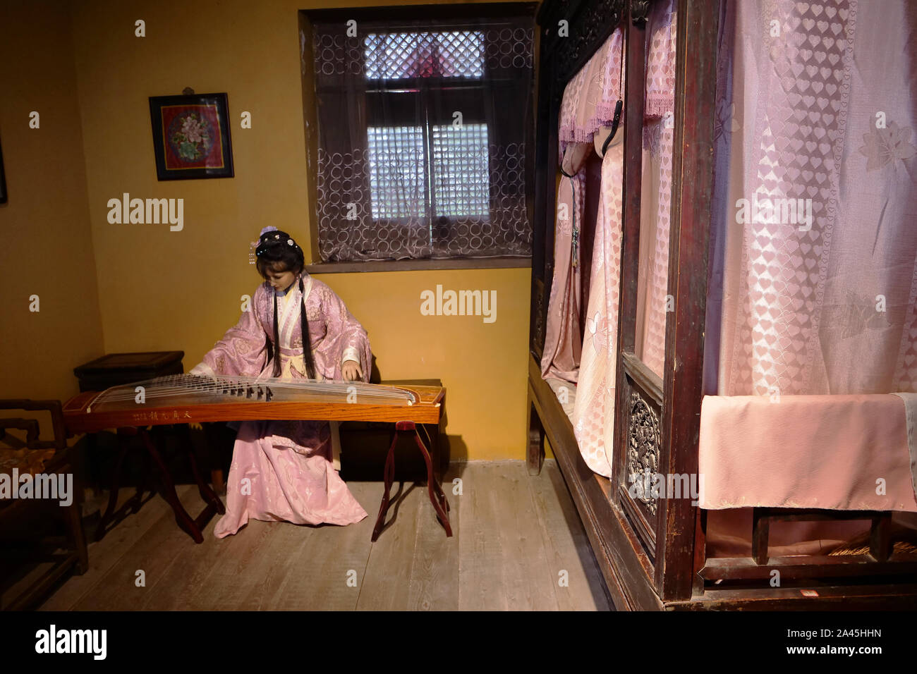 Guqin hi-res stock photography and images - Alamy