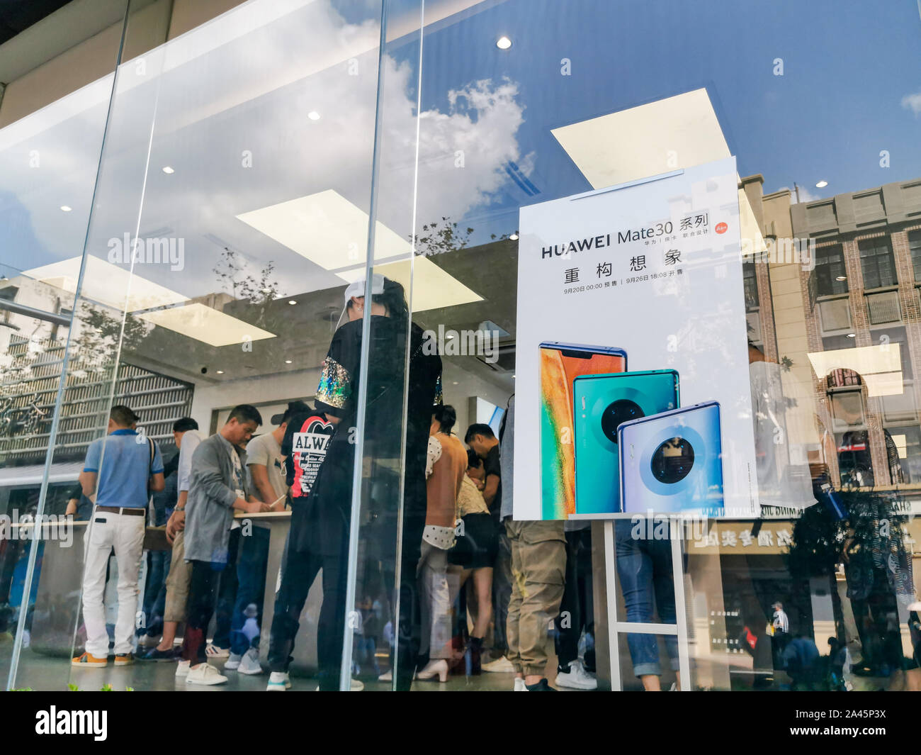 Enthusiastic consumers crowd into a retail store to experience newly-released Huawei Mate 30 series in Shanghai, China, 23 September 2019. *** Local C Stock Photo