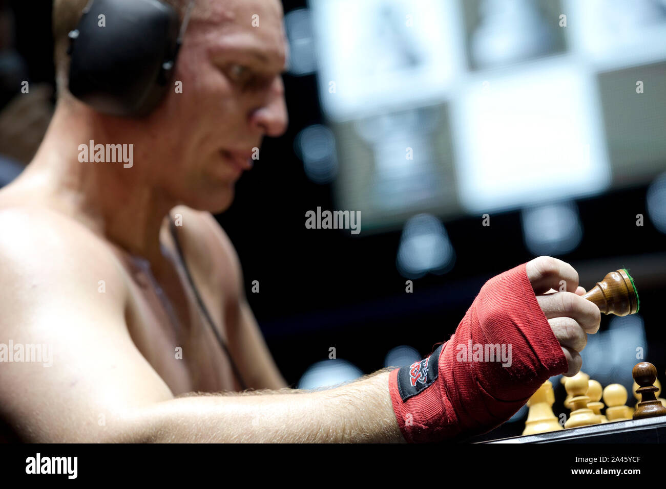 Moscow, Russia. 28th of November, 2013 Boxer Leonid Chernobaev from Belarus  plays chess in the ring in the match of the World Chess Boxing Championship  in Moscow, Russia Stock Photo - Alamy