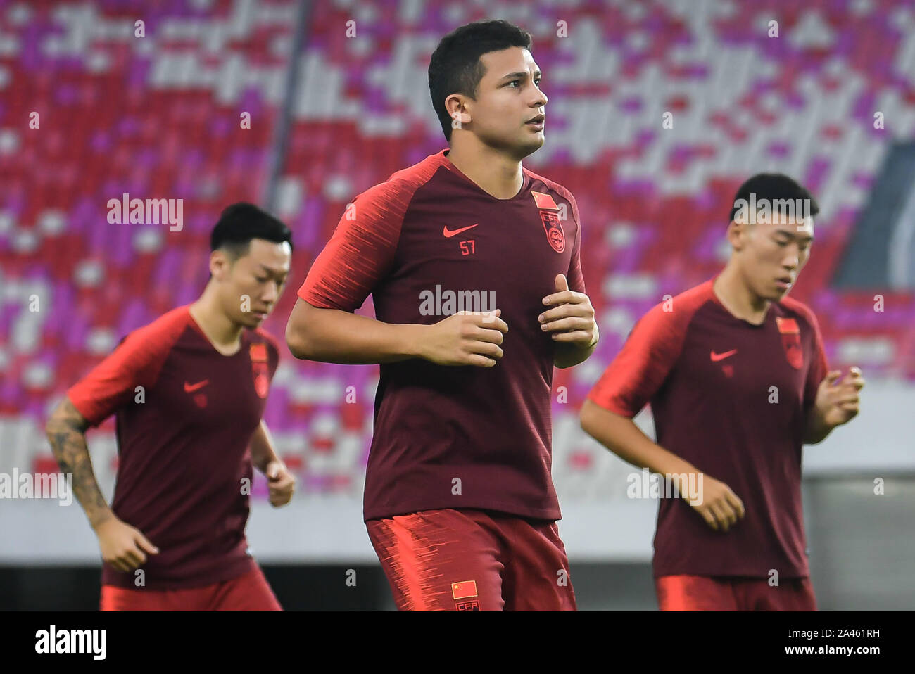 Brazilian-born Chinese football player Elkeson de Oliveira Cardoso, known as Elkeson, middle, receives traning for the Chinese National Football Team Stock Photo