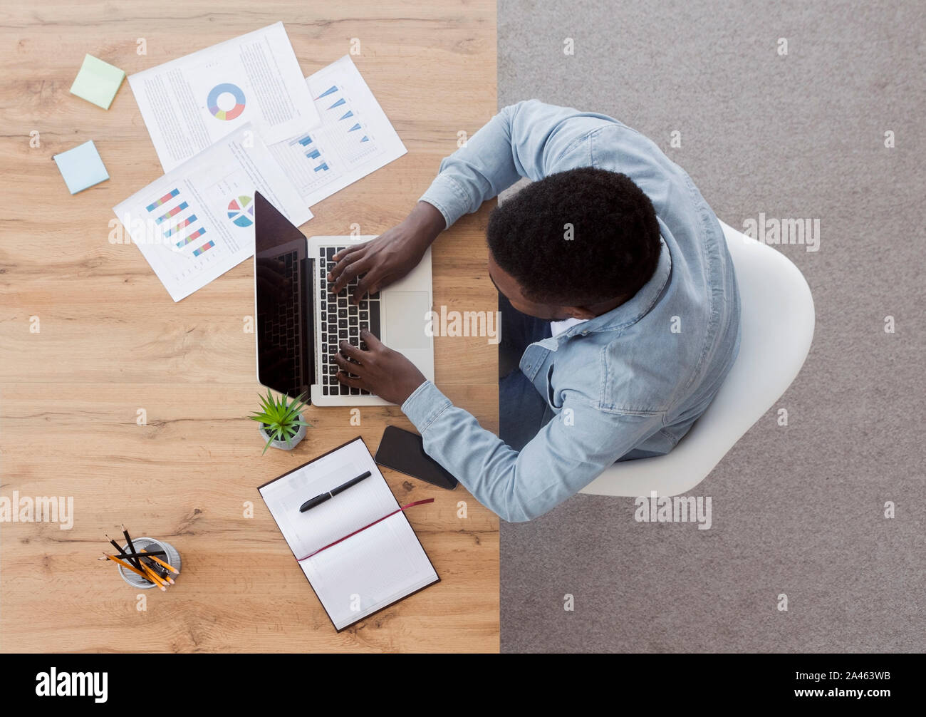 Black employee hi-res stock photography and images - Alamy