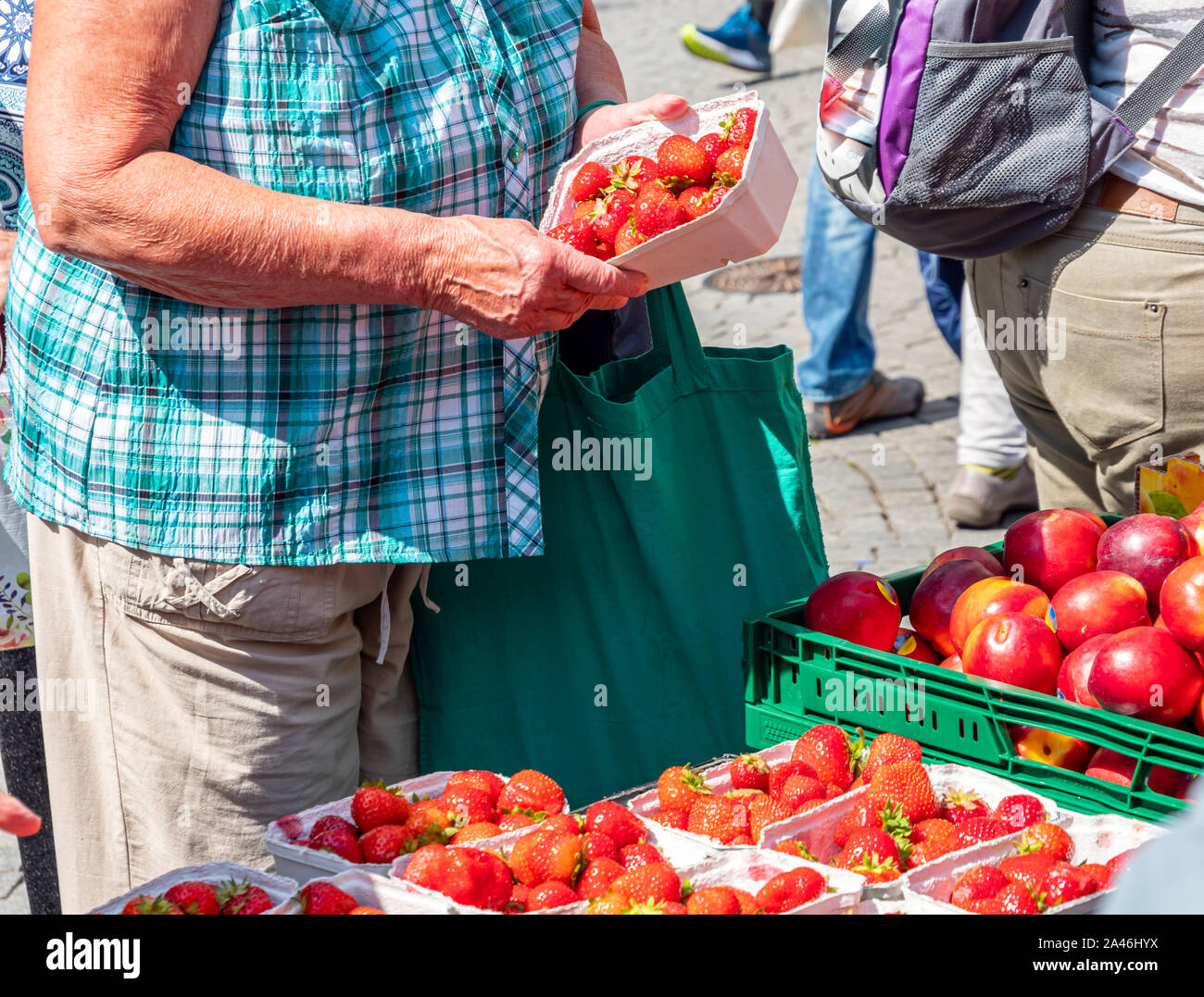Couple eating strawberries hi-res stock photography and images - Alamy