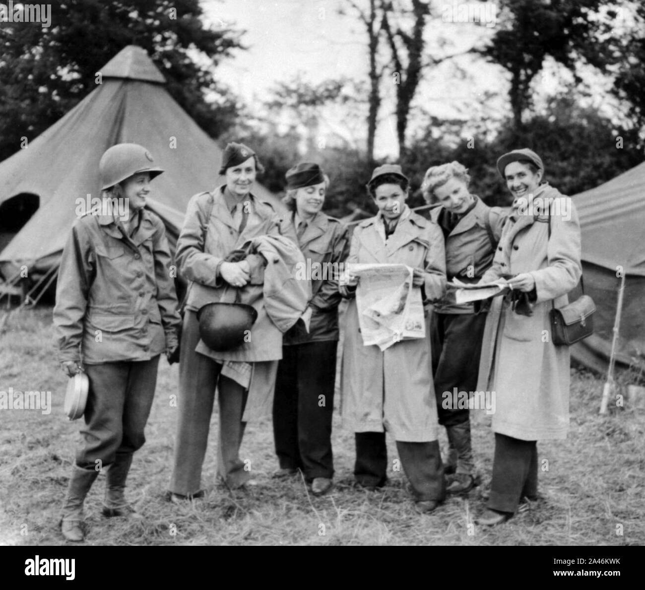World war ii correspondents Black and White Stock Photos & Images - Alamy