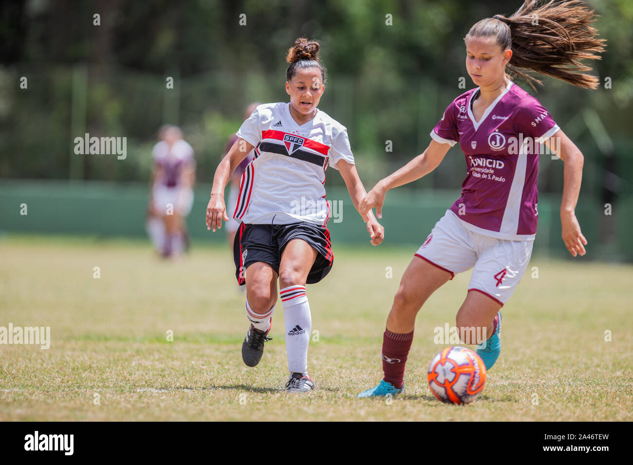 Vinhedo, Brazil. 12th Oct, 2019. Iara from Sao Paulo in play with Sabrina from Juventus. Sao Paulo and Juventus compete in the Paulista Women's Football Cup, the match took place this morning of Saturday, August 12, 2019, in Vinhedoo Paulo. Credit: Van Campos/pos/FotoArena/Alamy Live News Stock Photo