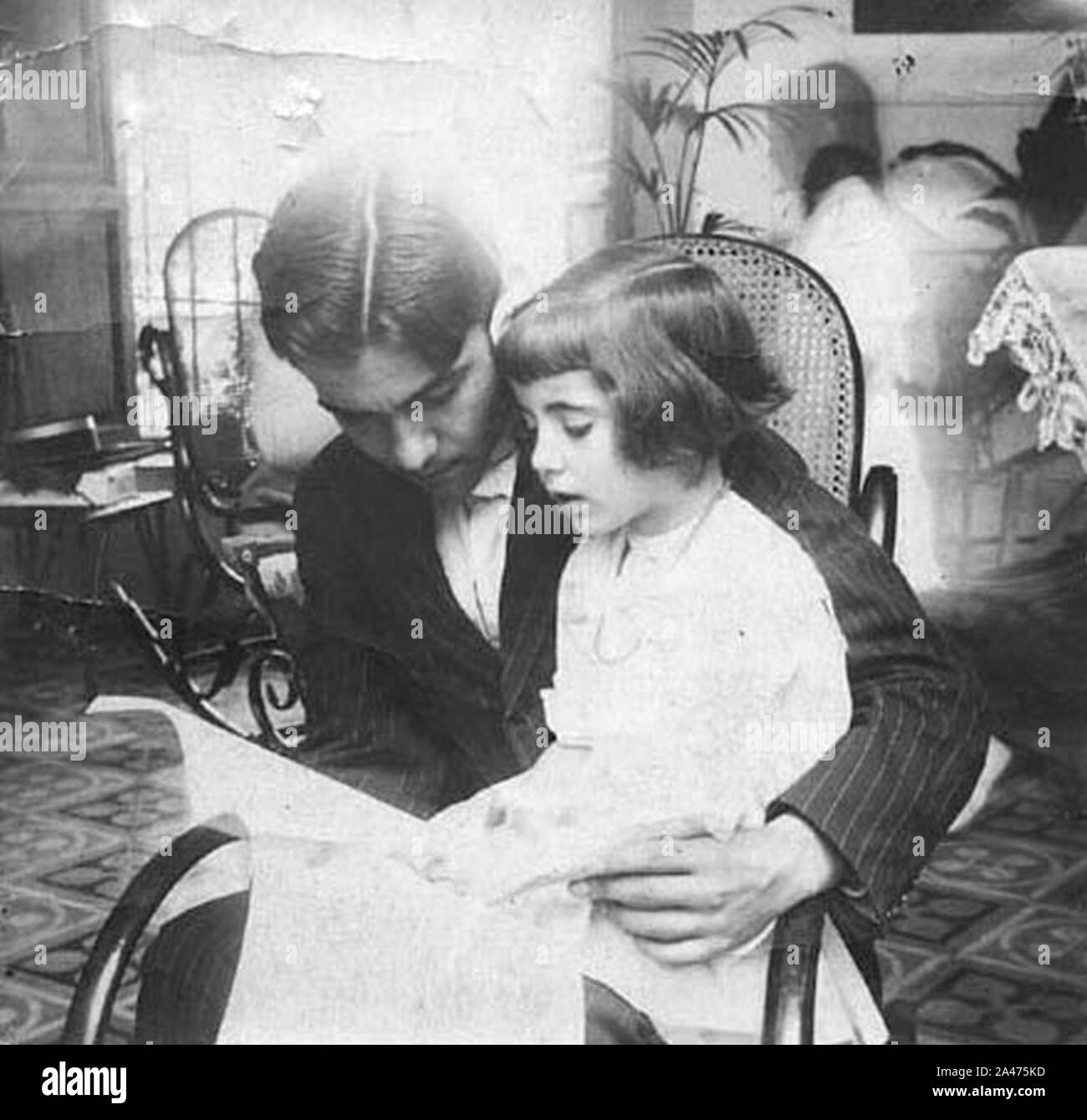 Federico garcia lorca con su hermana isabel en granada en 1914. Stock Photo