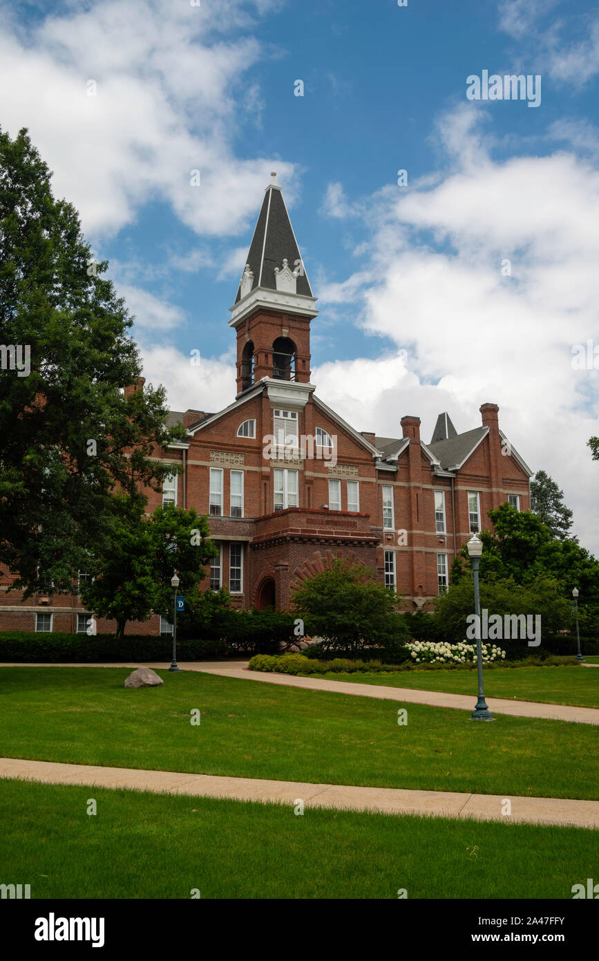 Image of Drake University, a midsized private university in Des Moines