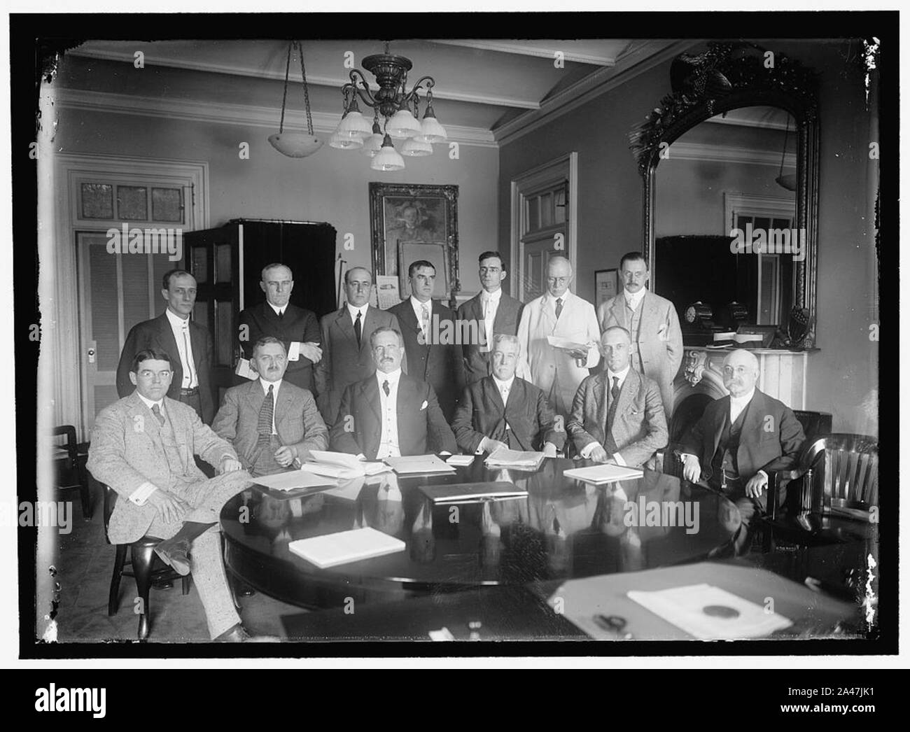 FEDERAL BANK EXAMINERS. SITTING- J.D. BRENNAN; P.M. KERST; JOHN SKELTON WILLIAMS, COMPTROLLER OF TREASURY; T.P. KANE; J.D. RISING; E.I. JOHNSON. STANDING- C.H. ABBOTT; J.C. CHIDSEY; C.E. Stock Photo