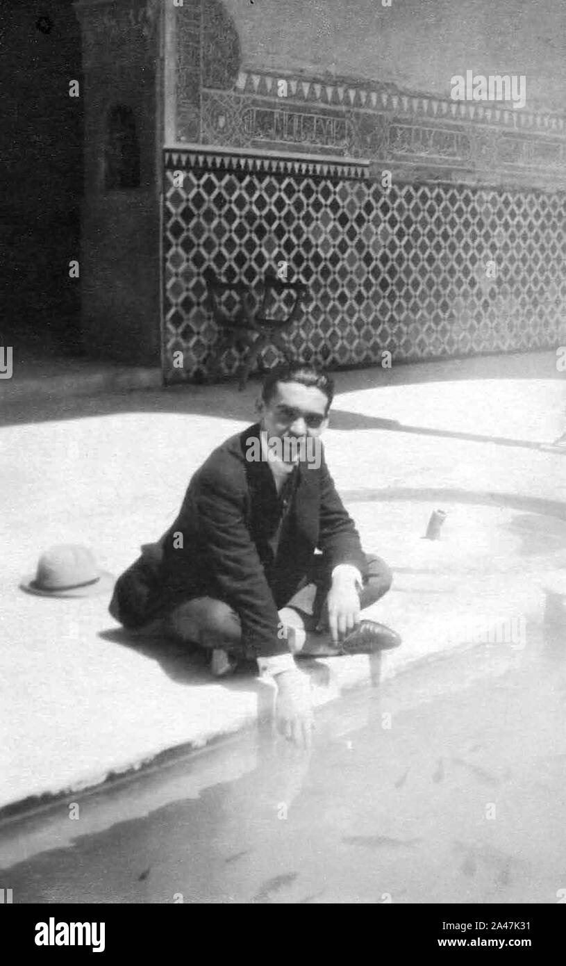Federico García Lorca en un patio de la Alhambra de Granada, circa 1922. Stock Photo
