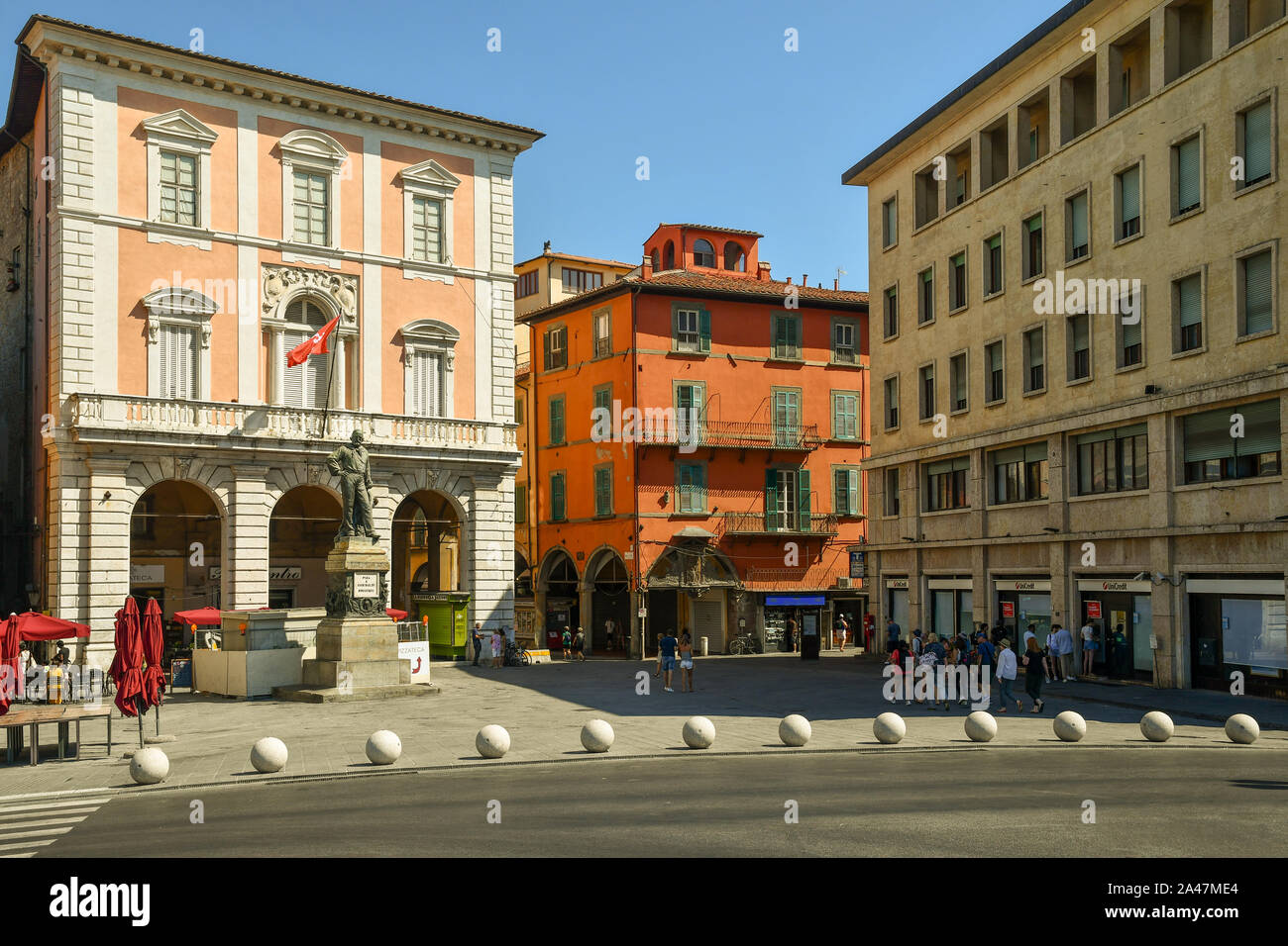 View of Piazza Garibaldi in the historic centre of Pisa with the statue of the national patriot and tourists in a sunny summer day, Tuscany, Italy Stock Photo