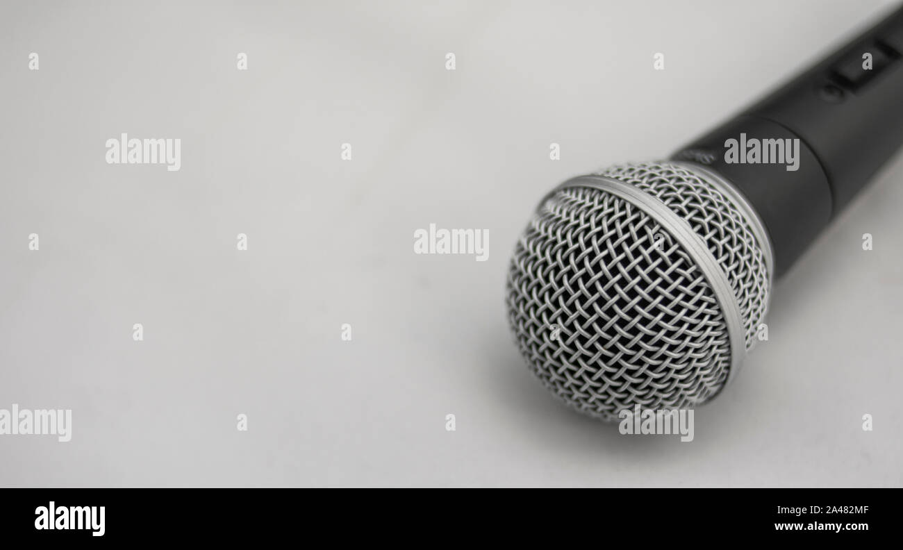 dodelijk kruipen tetraëder Dynamic microphone capsule protection mesh for voice and instrument Stock  Photo - Alamy