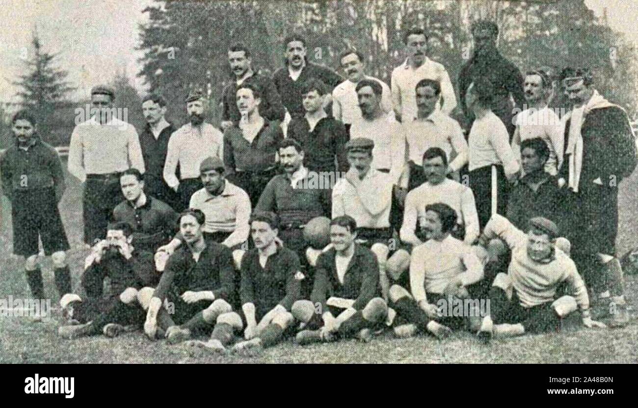 Finale du championnat de France de rugby 1904, le SBUC victorieux en blanc, et le Stade français en foncé. Stock Photo