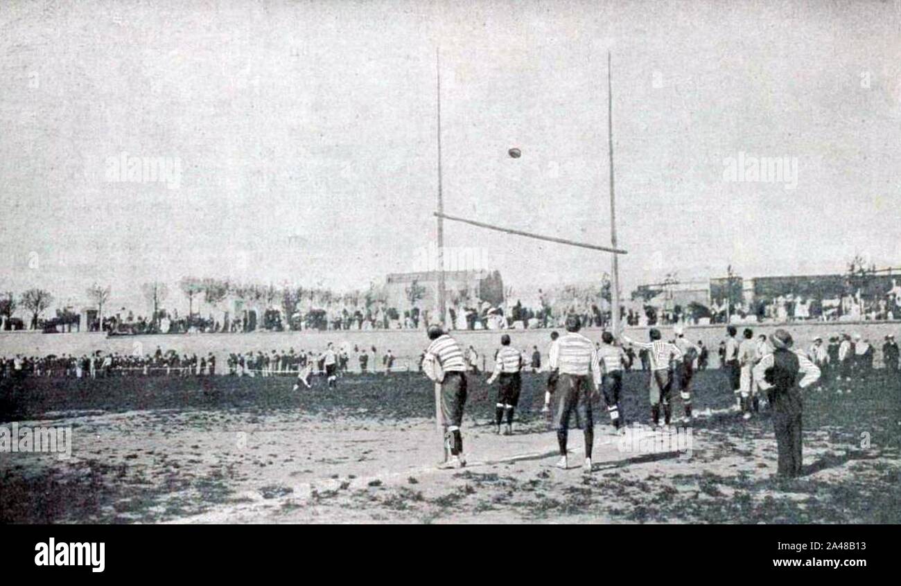 Finale du championnat de France de rugby 1900, Bordeaux échoue pour convertir son unique essai, face au RCF (bandes horizontales). Stock Photo