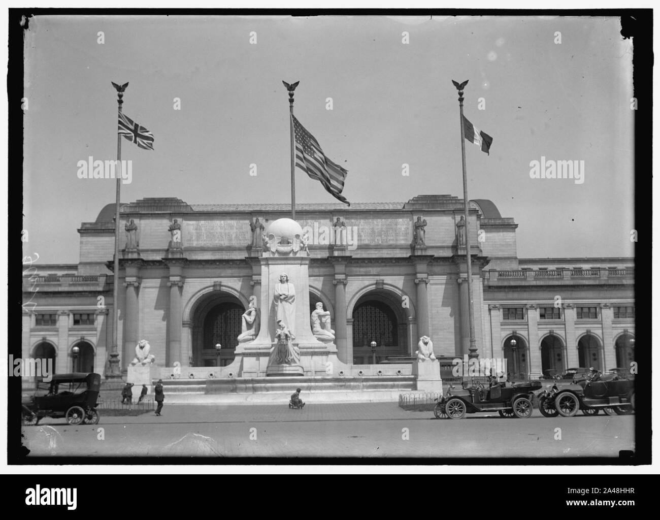FLAGS. AMERICAN, BRITISH, AND FRENCH FLAGS IN FRONT OF UNION STATION, AWAITING ARRIVAL OF BALFOUR AND ALLIED COMMISSION Stock Photo