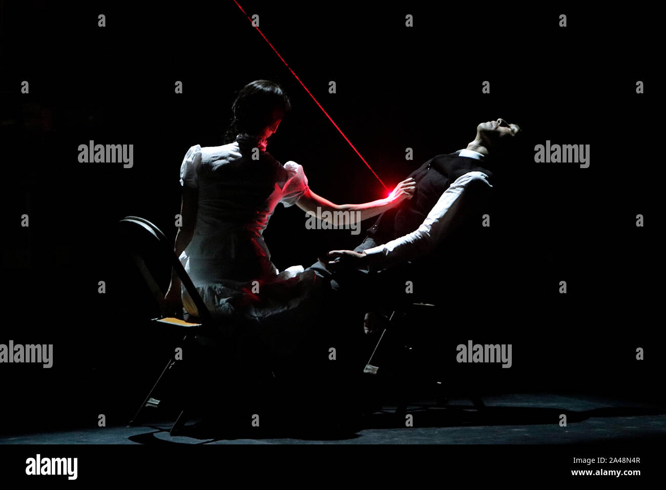 Huang Yi y Kuka, un robot, en el marco del 47 Festival Internacional