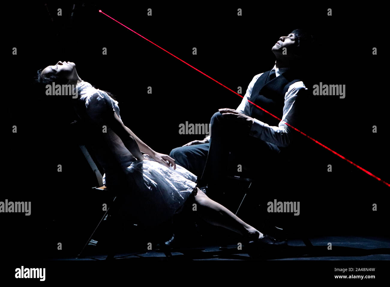 Huang Yi y Kuka, un robot, en el marco del 47 Festival Internacional